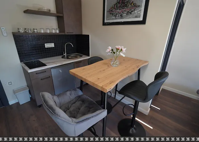 Elidon 1833 아파트